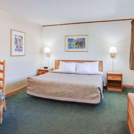 Super 8 Beachfront By Wyndham Mackinaw City, Mi Zewnętrze zdjęcie