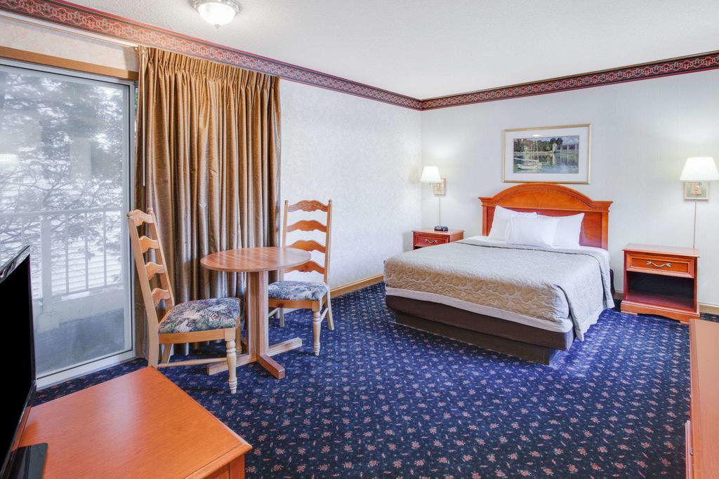 Super 8 Beachfront By Wyndham Mackinaw City, Mi Zewnętrze zdjęcie
