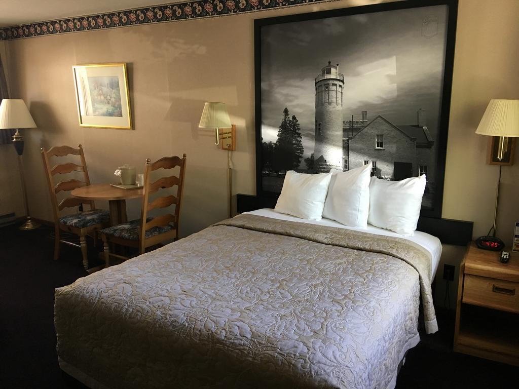 Super 8 Beachfront By Wyndham Mackinaw City, Mi Zewnętrze zdjęcie