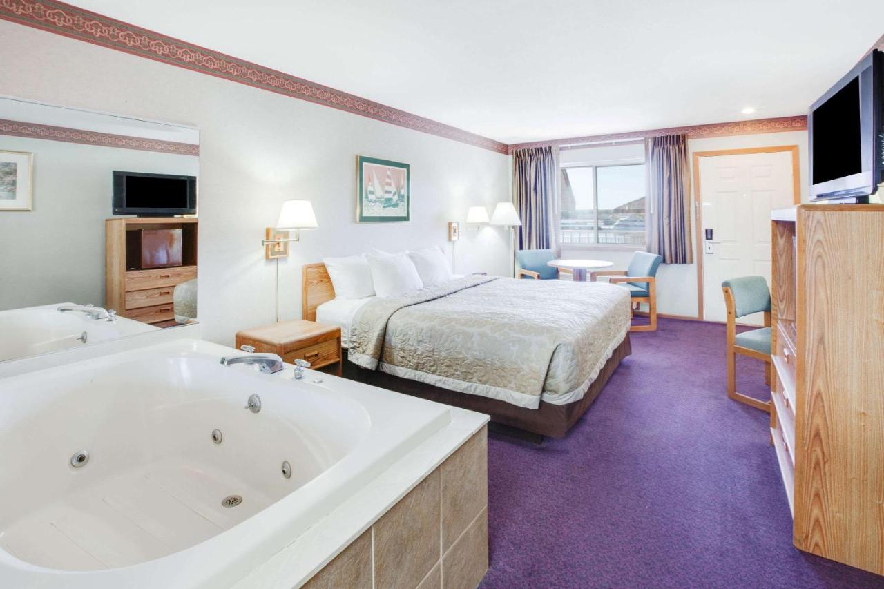 Super 8 Beachfront By Wyndham Mackinaw City, Mi Zewnętrze zdjęcie