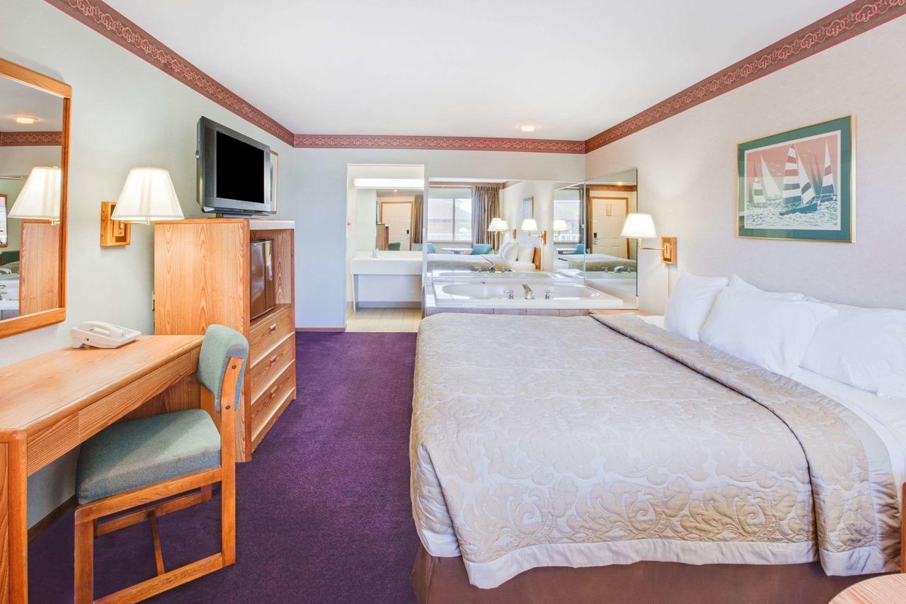 Super 8 Beachfront By Wyndham Mackinaw City, Mi Zewnętrze zdjęcie