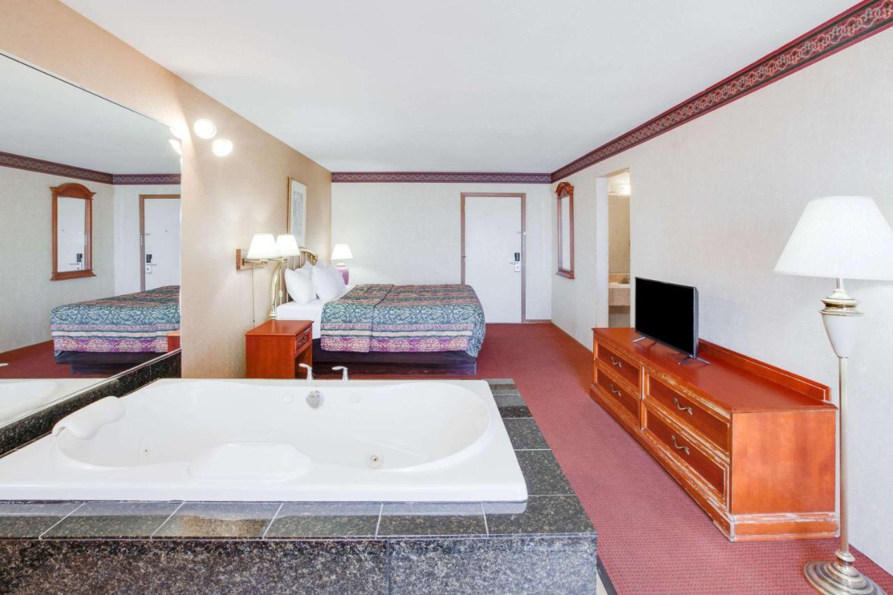 Super 8 Beachfront By Wyndham Mackinaw City, Mi Zewnętrze zdjęcie