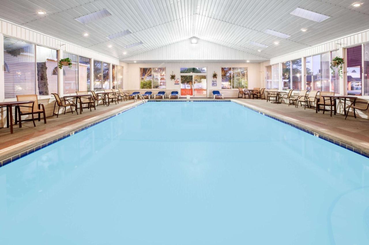 Super 8 Beachfront By Wyndham Mackinaw City, Mi Zewnętrze zdjęcie